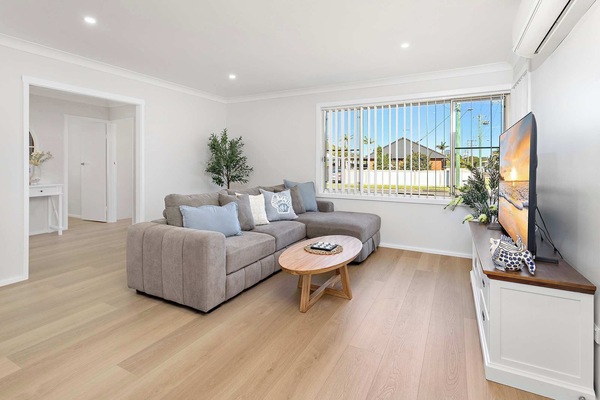 Woodford Beachside Escape | Lounge Room, Free Wifi, Pull out Lounge (sleeps 1 child)