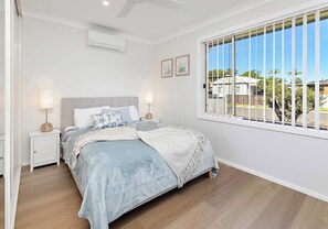 Iron/ironing board, WiFi, bed sheets - Woodford Beachside Escape - Easy Walk to Beach (Warilla)