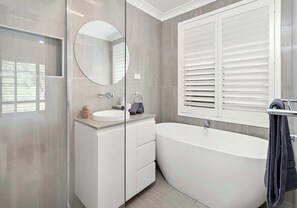 Shower, hair dryer, towels, shampoo - Flinders Hideaway - Outdoor Pets Welcome! (Flinders)