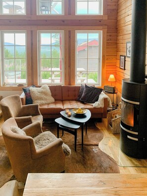 TV, fireplace - Mountain-close cabin with panoramic view (Sälen)