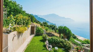 A balcony with a view of a green garden, a pool, and the sea. - Baroque house with lemon groves in Amalfi (Amalfi)