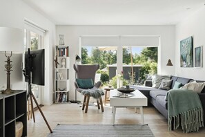 TV, fireplace - Vibrant nature close stay near Udsholt Beach (Græsted)