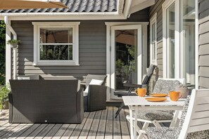 Outdoor dining - Vibrant nature close stay near Udsholt Beach (Græsted)