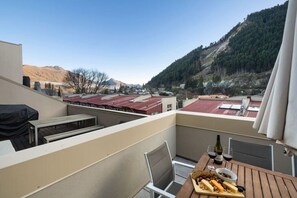 Outdoor dining - 5 minute flat walk to town, carparking and mountain views (Queenstown)