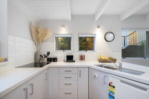 Fridge, microwave, oven, dishwasher - 5 minute flat walk to town, carparking and mountain views (Queenstown)