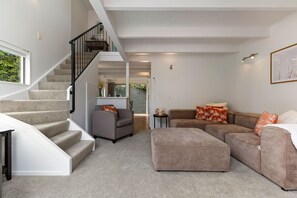 TV - 5 minute flat walk to town, carparking and mountain views (Queenstown)