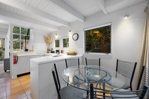 Dining - 5 minute flat walk to town, carparking and mountain views (Queenstown)