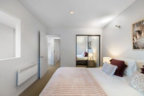 2 bedrooms, iron/ironing board, WiFi, bed sheets - 5 minute flat walk to town, carparking and mountain views (Queenstown)