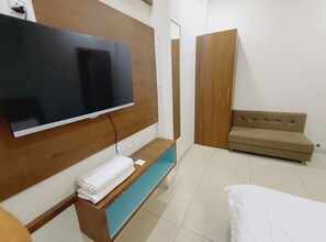 Deluxe Double Room | Free WiFi, bed sheets - Hotel Nandi Shree (Ujjain)