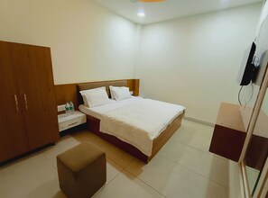 Deluxe Double Room | Free WiFi, bed sheets - Hotel Nandi Shree (Ujjain)