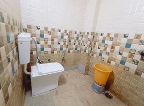 Kamar Double Deluks | Kamar mandi | Shower, handuk, sabun, dan sampo
