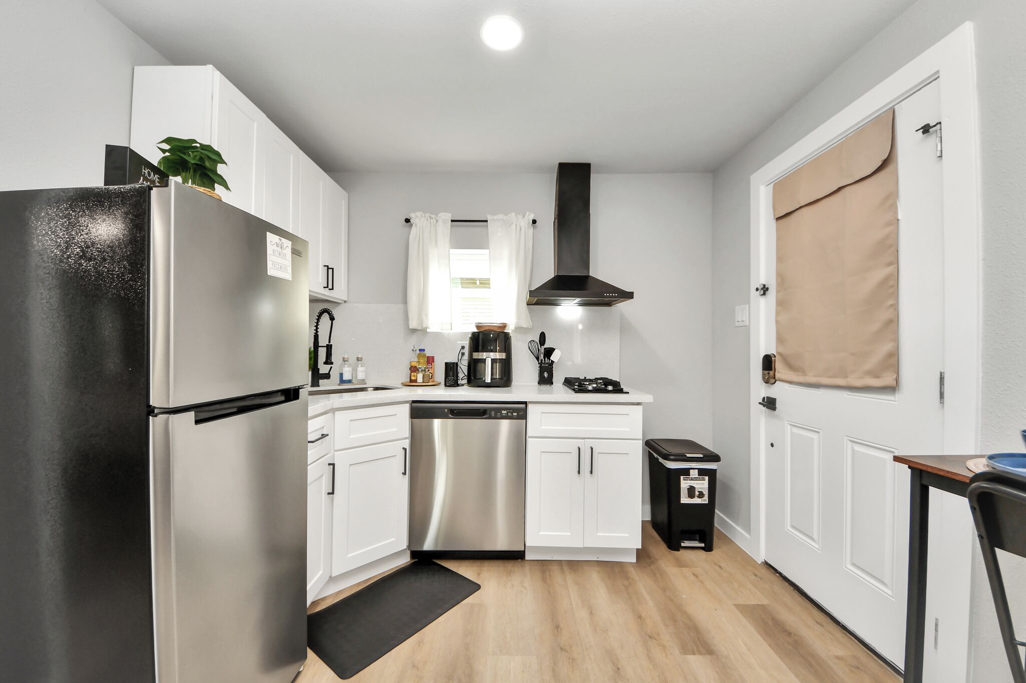 Coffee/tea maker, fridge, microwave, stovetop