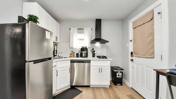Coffee/tea maker, fridge, microwave, stovetop