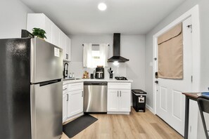 Coffee/tea maker, fridge, microwave, stovetop