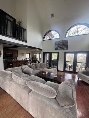 Living area - Lakeview Boat house 6-bedroom cabin overlooking lake w boat slip, community pool (McHenry)