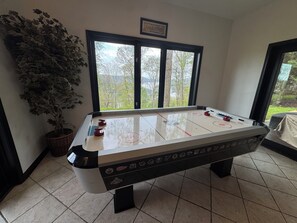 Games room - Lakeview Boat house 6-bedroom cabin overlooking lake w boat slip, community pool (McHenry)