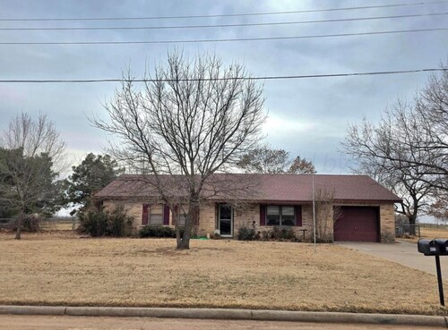  Stay at our spacious 4-bedroom 2 bathroom house in Childress with AC.