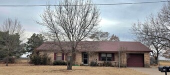  Stay at our spacious 4-bedroom 2 bathroom house in Childress with AC.