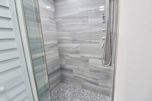 Ducha, secador de pelo, champú y papel higiénico