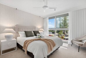 Desk, iron/ironing board, travel cot, WiFi - Drift n Dream Apartment w/Free Parking+Pool+Gym (Surfers Paradise)