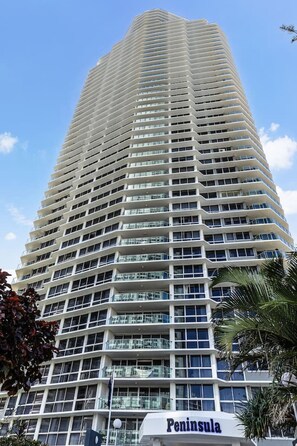 Exterior - Drift n Dream Apartment w/Free Parking+Pool+Gym (Surfers Paradise)