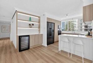 Refrigerador, microondas, horno y parrilla de estufa