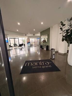 Lobby - Serene Coastal Apartment w/Free Parking+Pool+Gym (Broadbeach)