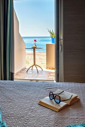 Ein Zimmer mit einem Bett, einem offenen Buch und einer Brille auf dem Bett.