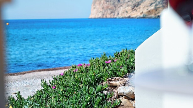A coastal view with a rocky cliff and a clear blue sea. - Fodele Beach Front Apts. (Malevizi)