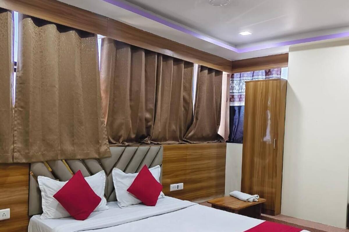 Deluxe Double Room, City View | Desk, laptop workspace, free WiFi