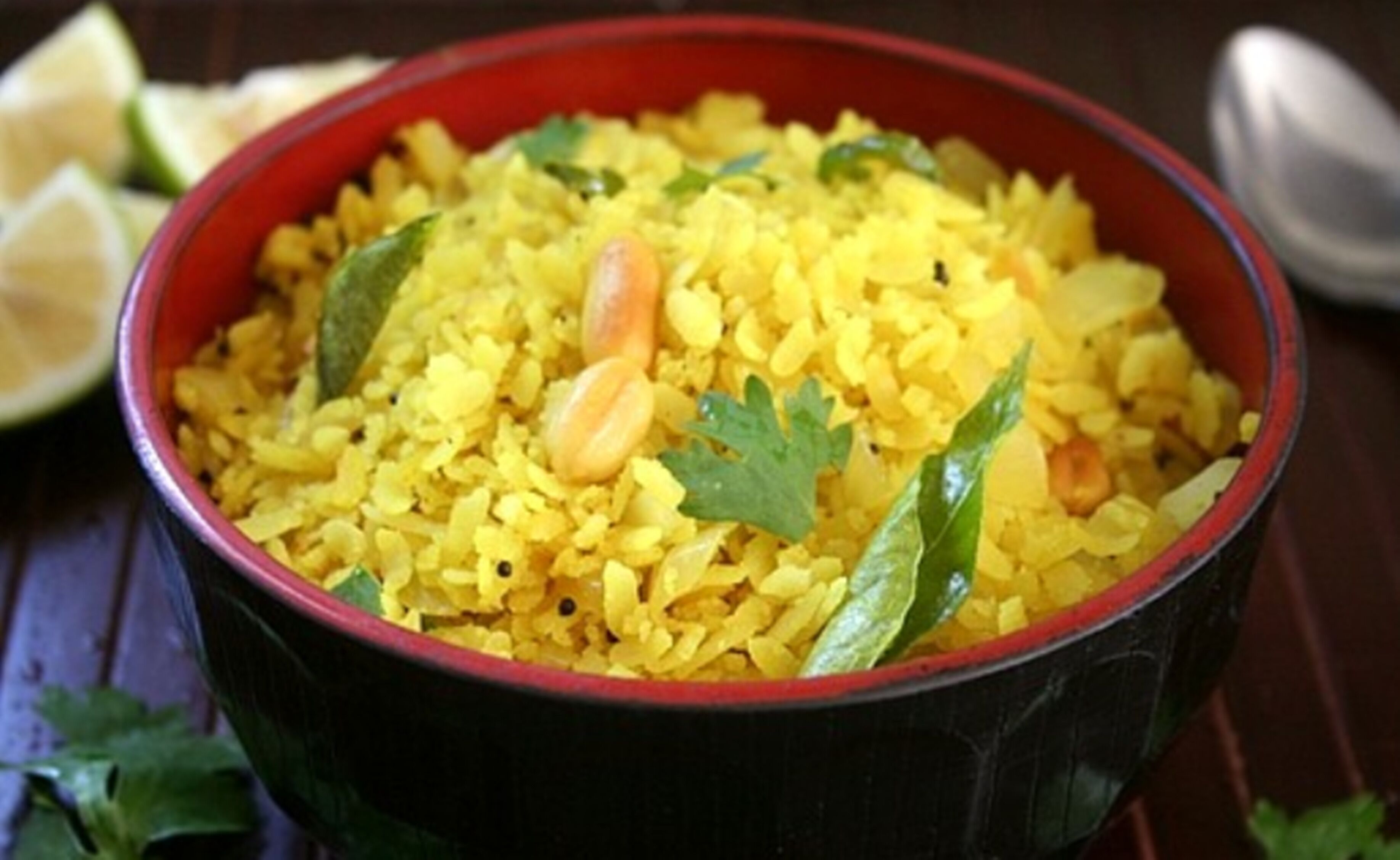 Un bol de riz jaune, garni d’herbes et de légumes.