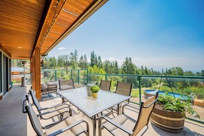 Outdoor dining - Stunning Mountain House “Parrot Summit“ (Kelowna)