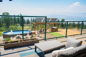 Outdoor spa tub - Stunning Mountain House “Parrot Summit“ (Kelowna)