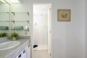 Hair dryer, towels, soap, toilet paper - Vista Taurito - Stunning Sea views (El Lomo)
