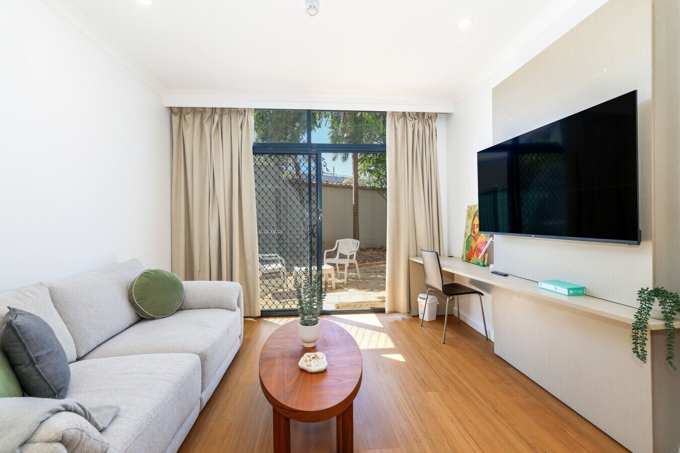 Resort Escape: King Bed, Pool & Balcony - Darwin