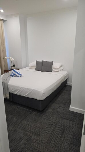 Desk, iron/ironing board, travel cot, WiFi - Resort Escape: King Bed, Pool & Balcony (Darwin City)