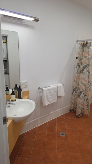 Hair dryer, towels - Resort Escape: King Bed, Pool & Balcony (Darwin City)