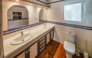 Bathroom - Gorgeous apartment in Cessenon-Sur-Orb with WiFi (Cessenon-Sur-Orb)