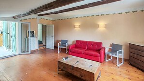 A room with a red sofa, two white chairs, a wooden coffee table, and a wooden dresser. - Gorgeous apartment in Cessenon-Sur-Orb with WiFi (Cessenon-Sur-Orb)