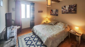 A bedroom with a bed, a desk, a chair, a lamp, and a rug. - Gorgeous apartment in Cessenon-Sur-Orb with WiFi (Cessenon-Sur-Orb)
