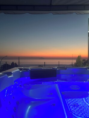 Outdoor spa tub - Vacation home right by the sea - dream location with sea views (Zambrone marina)