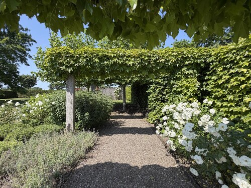 Detached house with spacious garden and hot tub