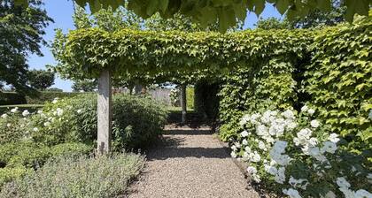 Detached house with spacious garden and hot tub