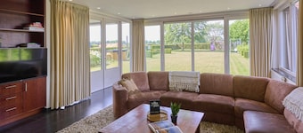 Detached house with spacious garden and hot tub
