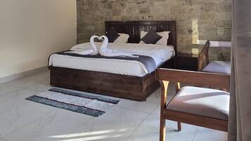 Stone Cottage Suite Room | Desk, laptop workspace, blackout curtains, soundproofing