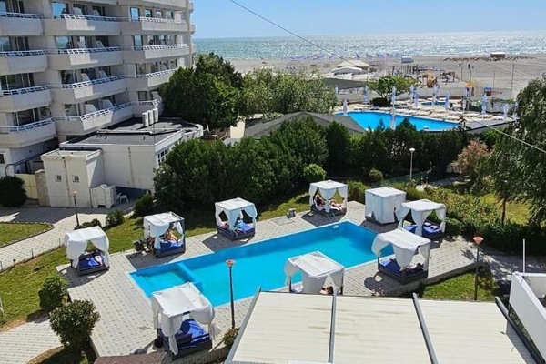 Una piscina al aire libre de temporada