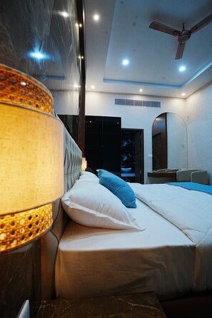 Standard Room | Meja, ruang kerja komputer riba, Wi-fi percuma 