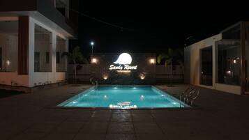 Una piscina al aire libre