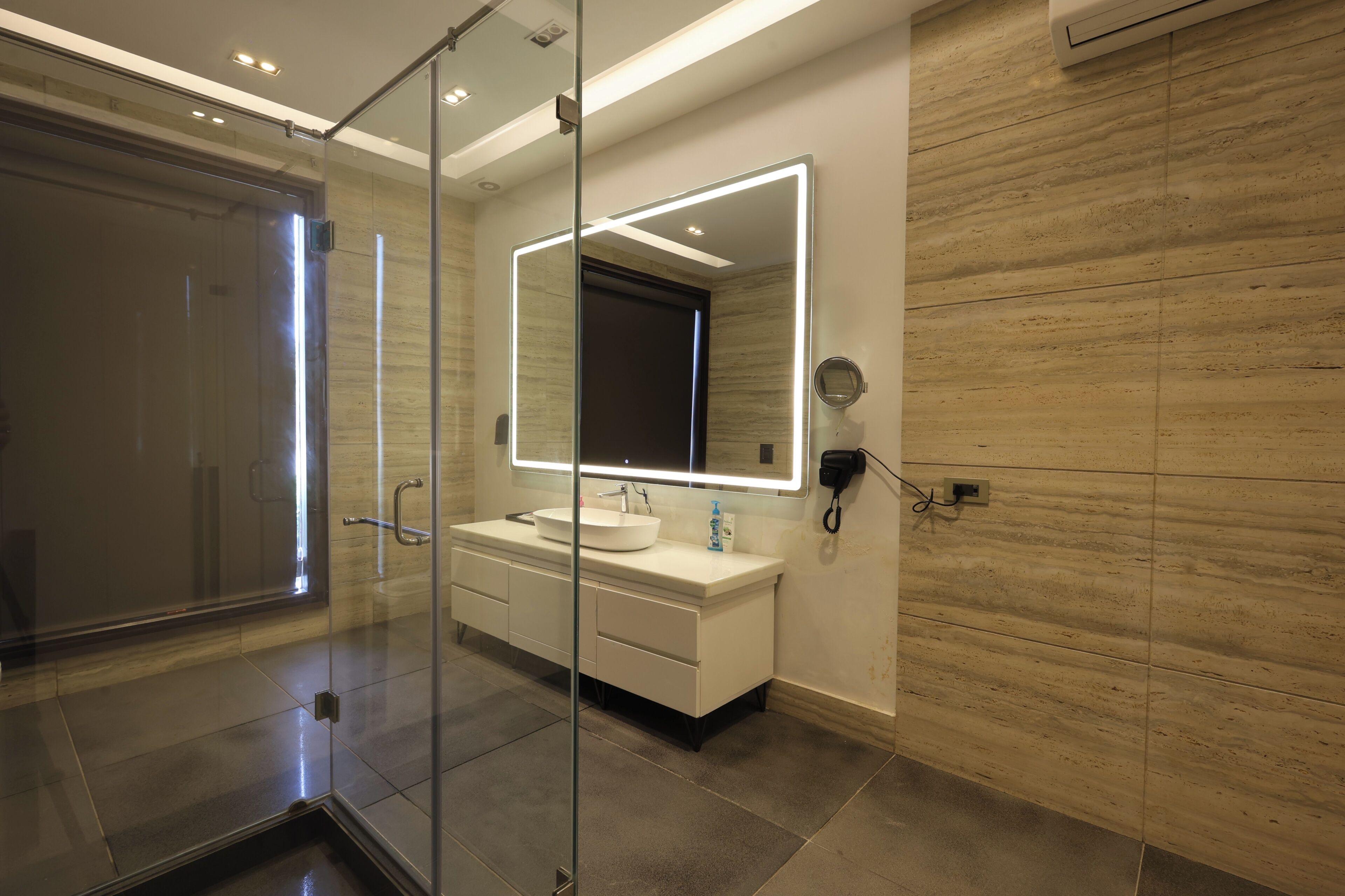 Luxury Room | Bathroom | Shower, towels, soap, shampoo