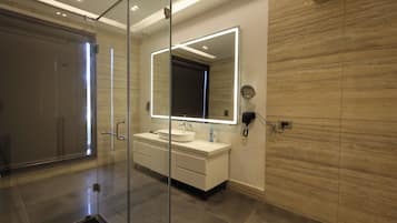 Luxury Room | Bathroom | Shower, towels, soap, shampoo